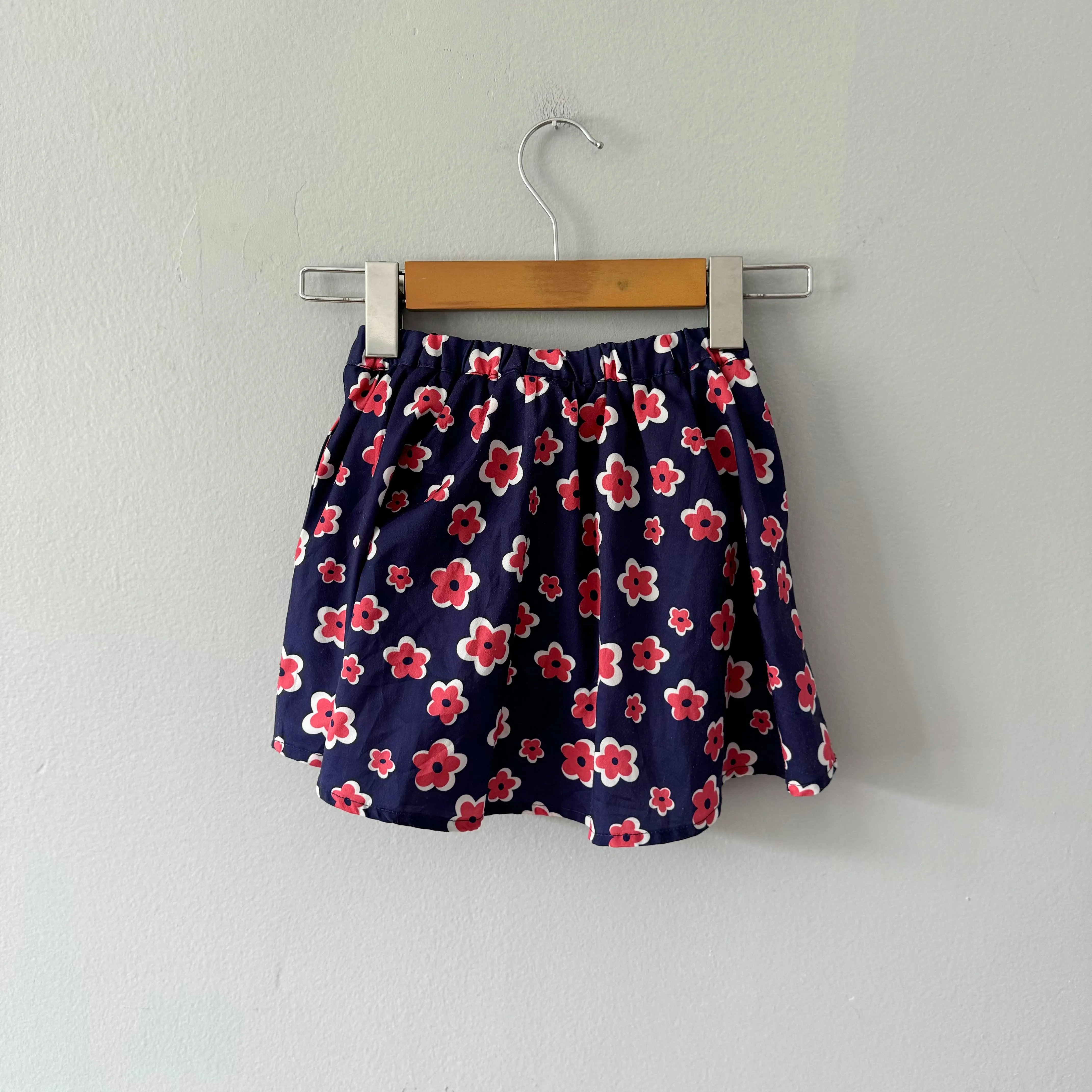 American Girl / Navy floral skirt / 6Y